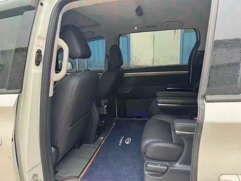 传祺M8 内饰前排