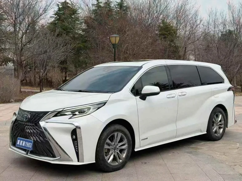 丰田塞纳 正面外观二