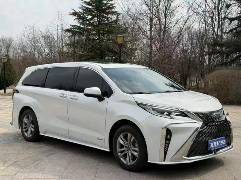 丰田塞纳 正面外观三