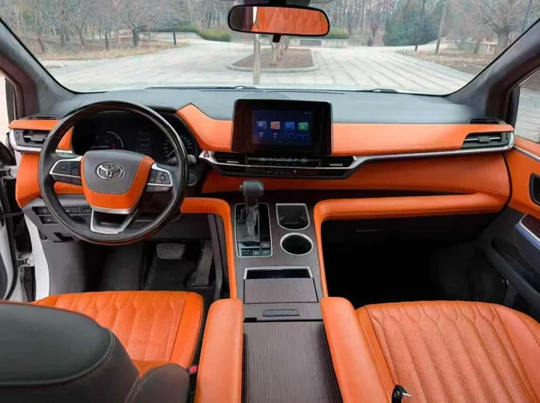 丰田塞纳 后面外观一