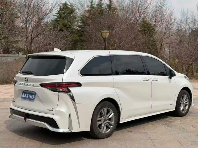 丰田塞纳 内饰后排