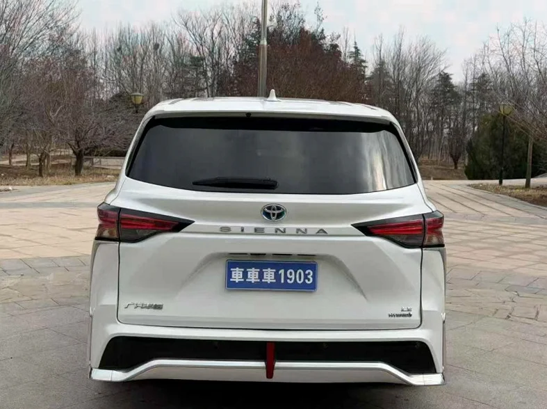 丰田塞纳 驾驶室