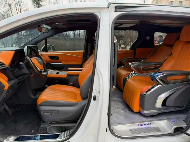 丰田塞纳 后面外观三