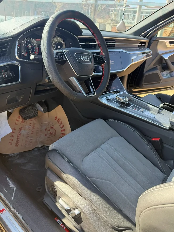 奥迪A6L 内饰前排