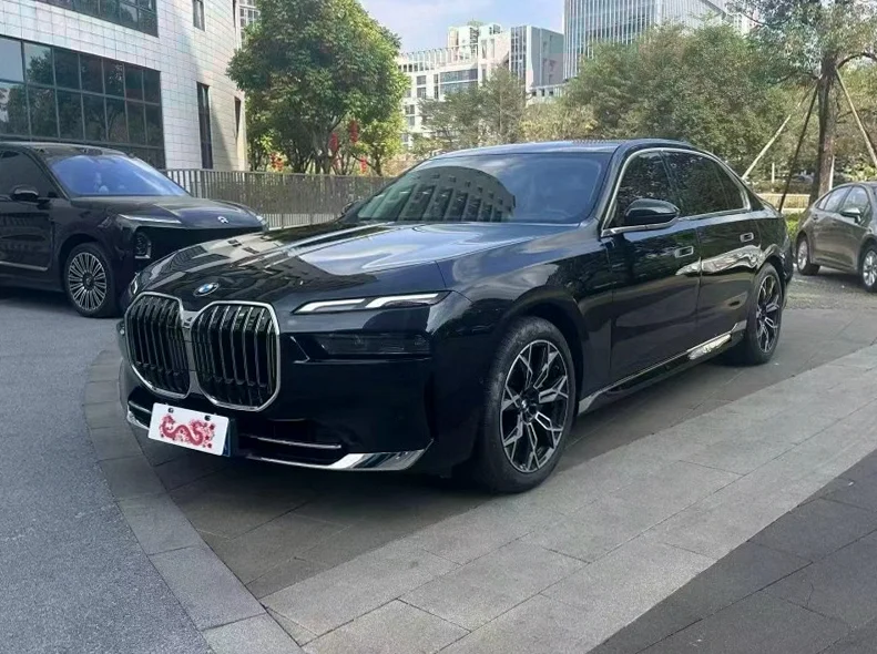 宝马7系 正面外观三