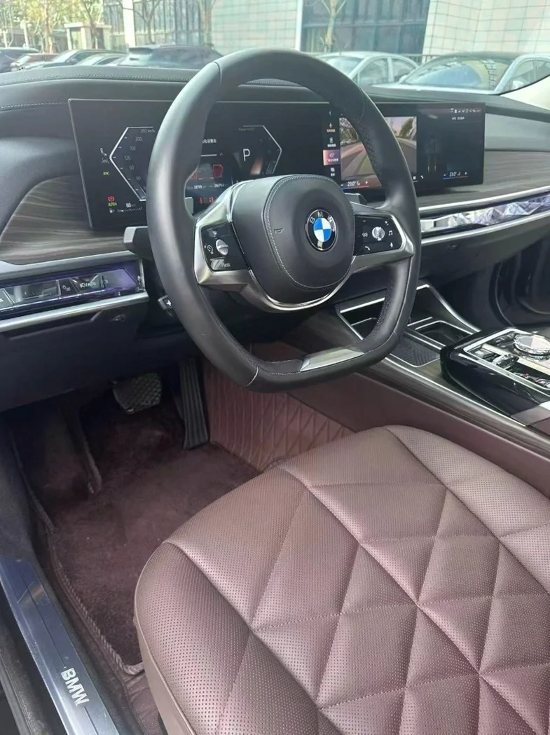 宝马7系 后面外观一