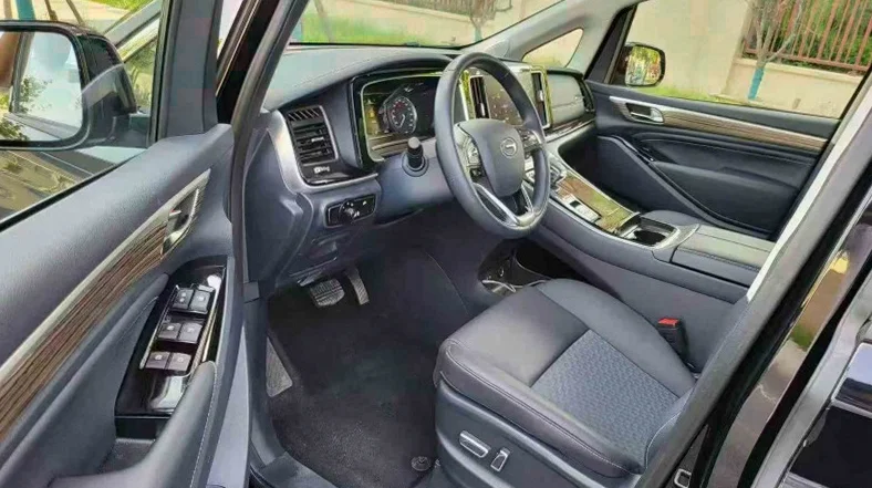 传祺M8 后面外观一