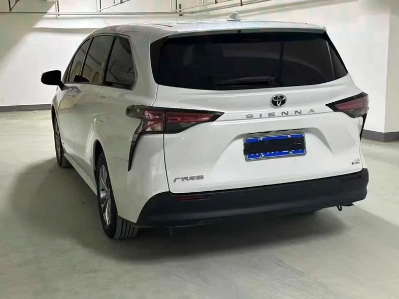 丰田塞纳 内饰后排