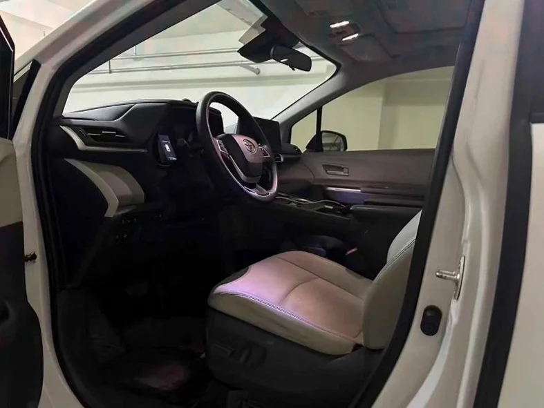 丰田塞纳 后面外观一