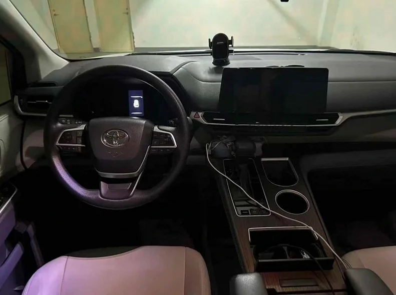 丰田塞纳 后面外观三