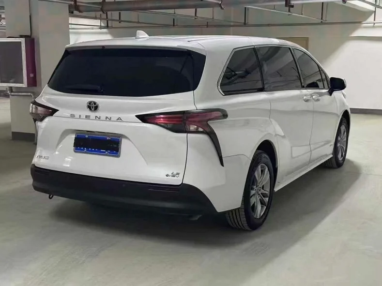 丰田塞纳 驾驶室