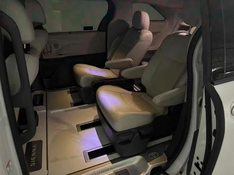 丰田塞纳 后面外观二