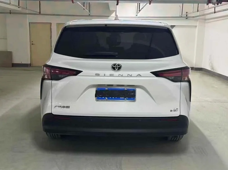 丰田塞纳 内饰前排