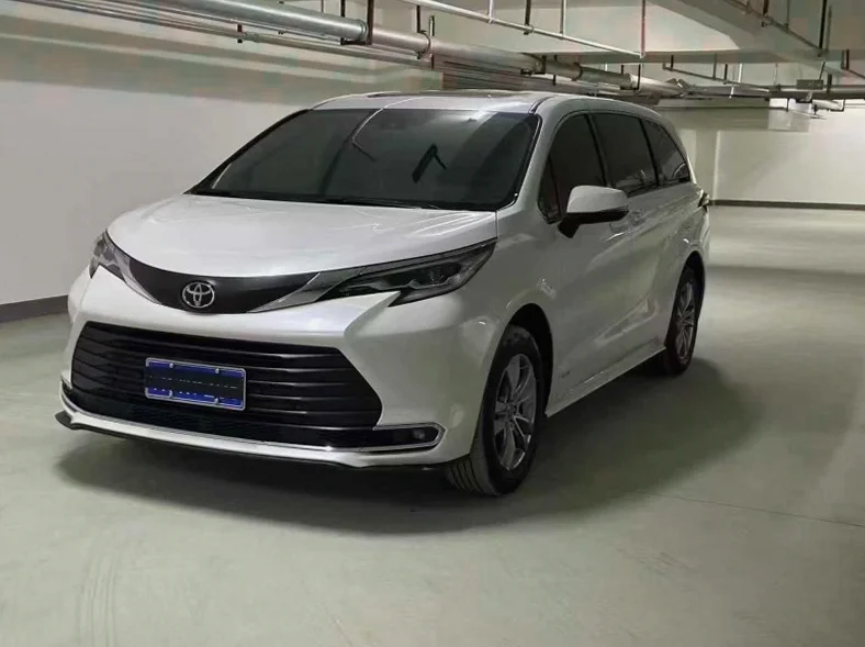 丰田塞纳 正面外观三