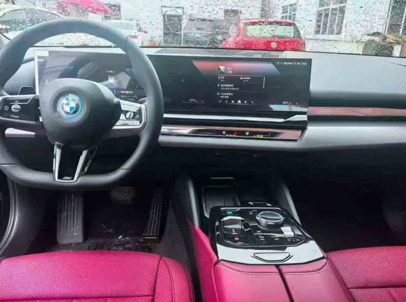 宝马I5 后面外观一