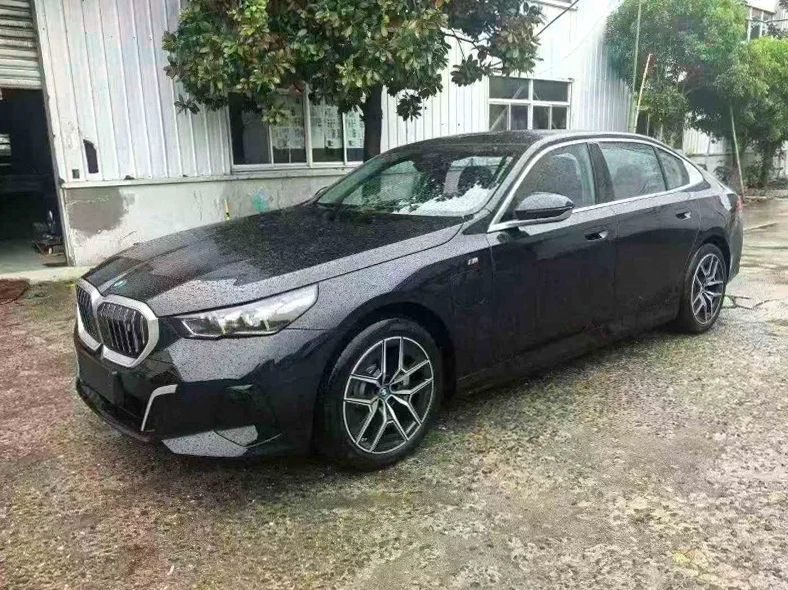 宝马I5 正面外观二