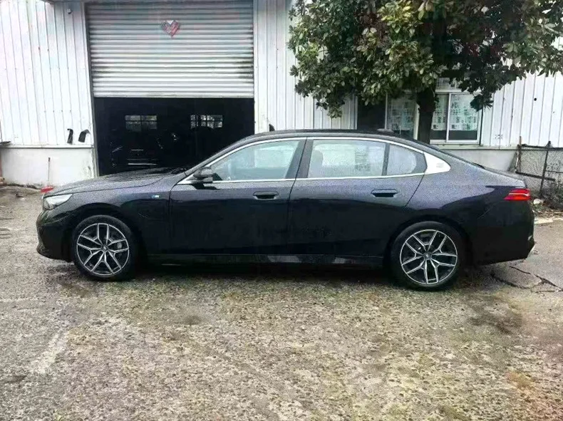 宝马I5 内饰后排