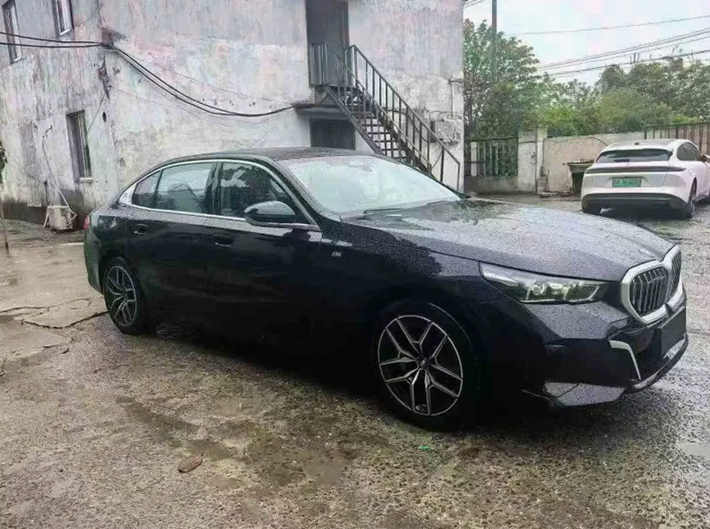 宝马I5 正面外观三