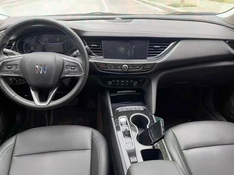 别克君威 内饰后排