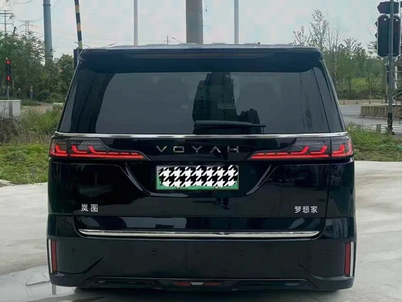 岚图汽车梦想家 内饰后排