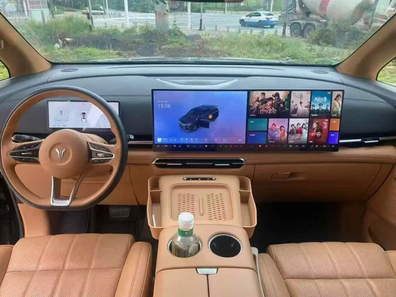 岚图汽车梦想家 后面外观二