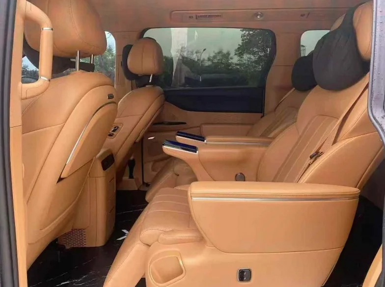 岚图汽车梦想家 后面外观一