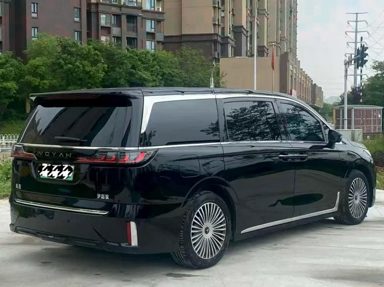 岚图汽车梦想家 驾驶室