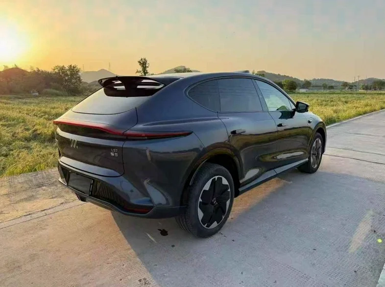 智己LS7 内饰前排