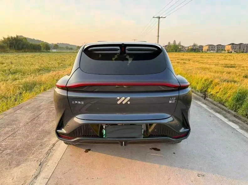 智己LS7 内饰后排