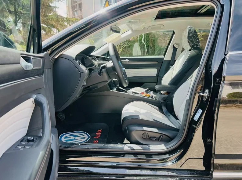 大众迈腾 内饰后排