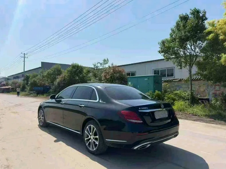 奔驰E 后面外观一