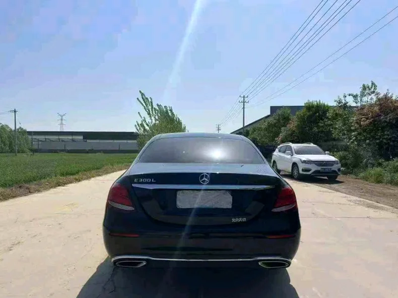 奔驰E 后面外观二
