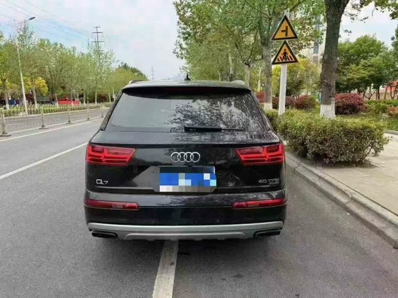 奥迪Q7 驾驶室