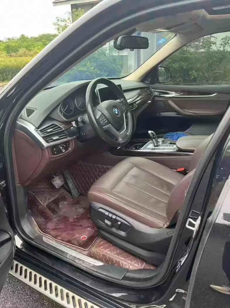 宝马X5 后面外观一