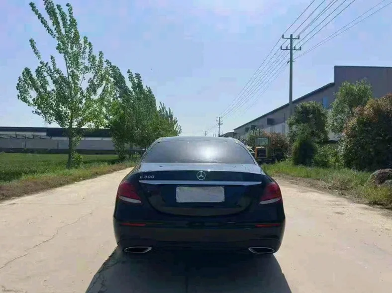 奔驰E 后面外观二