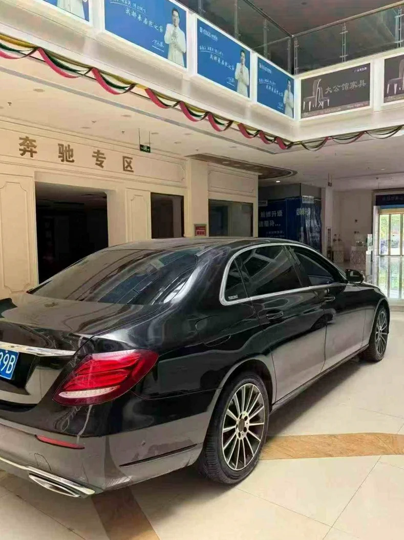 奔驰E 内饰后排