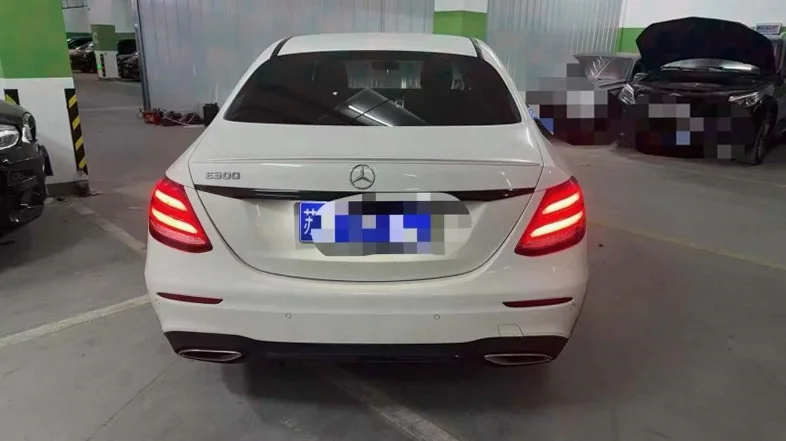 奔驰E 后面外观一