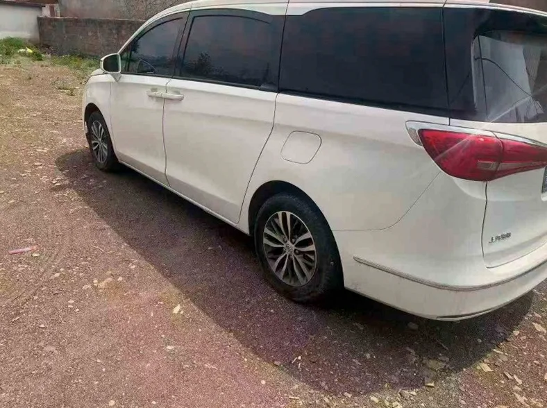 别克GL8 后面外观二