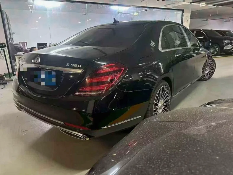 奔驰迈巴赫S级 后面外观二
