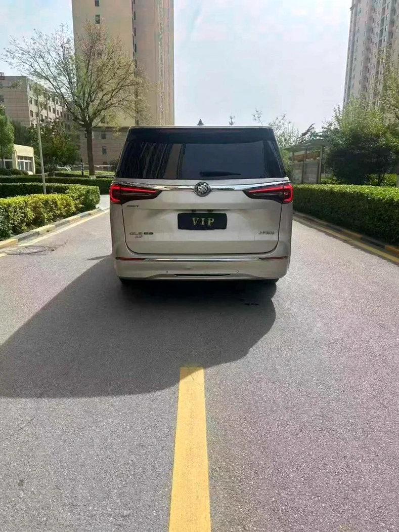 别克GL8 后面外观一