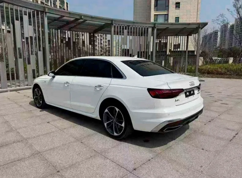 奥迪A4L 内饰前排