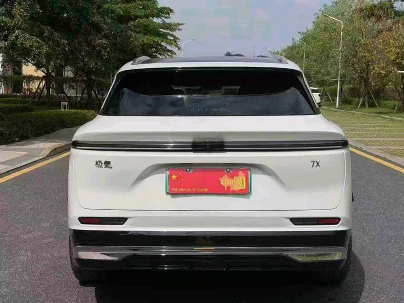 极氪汽车7X 后面外观二