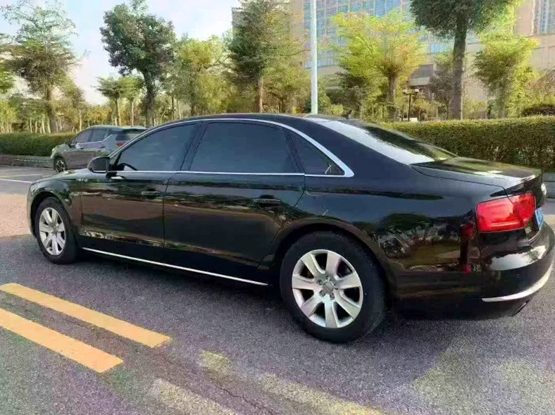 奥迪A8L 内饰前排