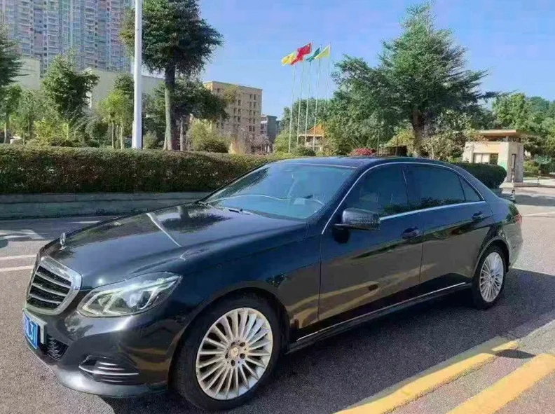 奔驰E 正面外观三