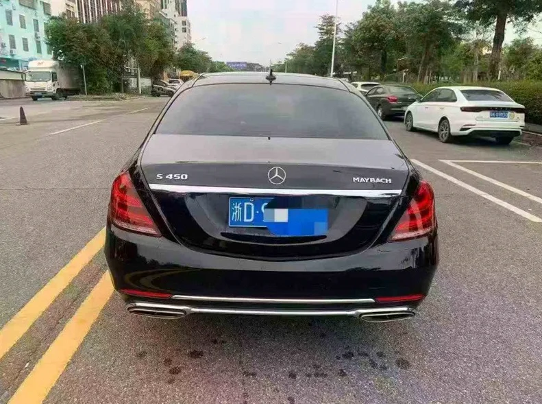 奔驰S 后面外观三