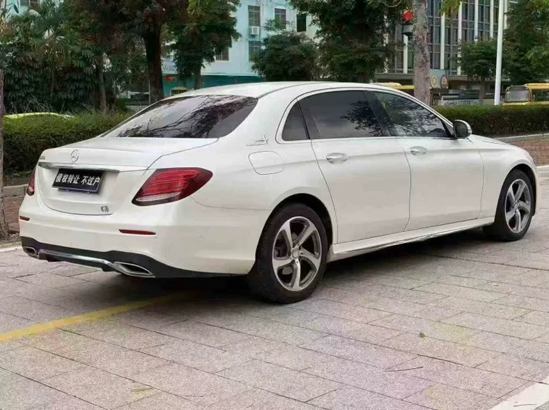 奔驰E 驾驶室