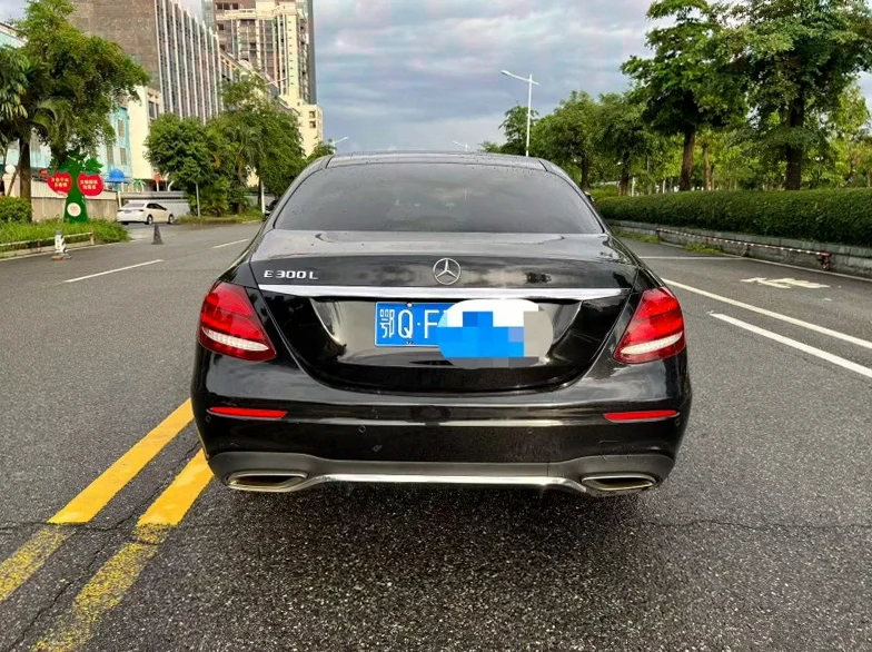 奔驰E 驾驶室