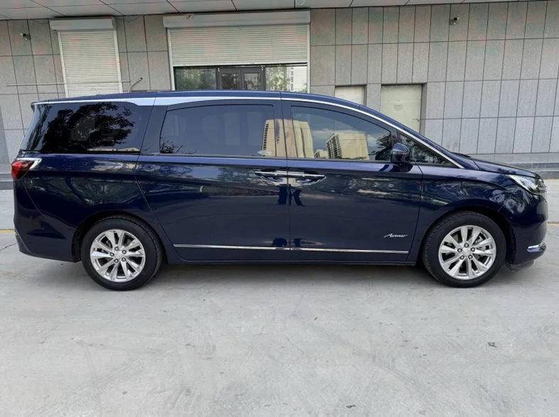 别克GL8 后面外观一