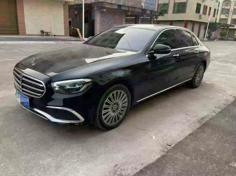 奔驰E 正面外观三