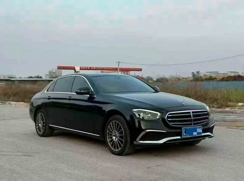 奔驰E 正面外观三
